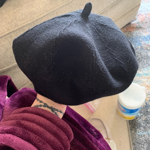 Elegant Black Women's Beret worn one time only. In great condition. - Picture 3 of 6